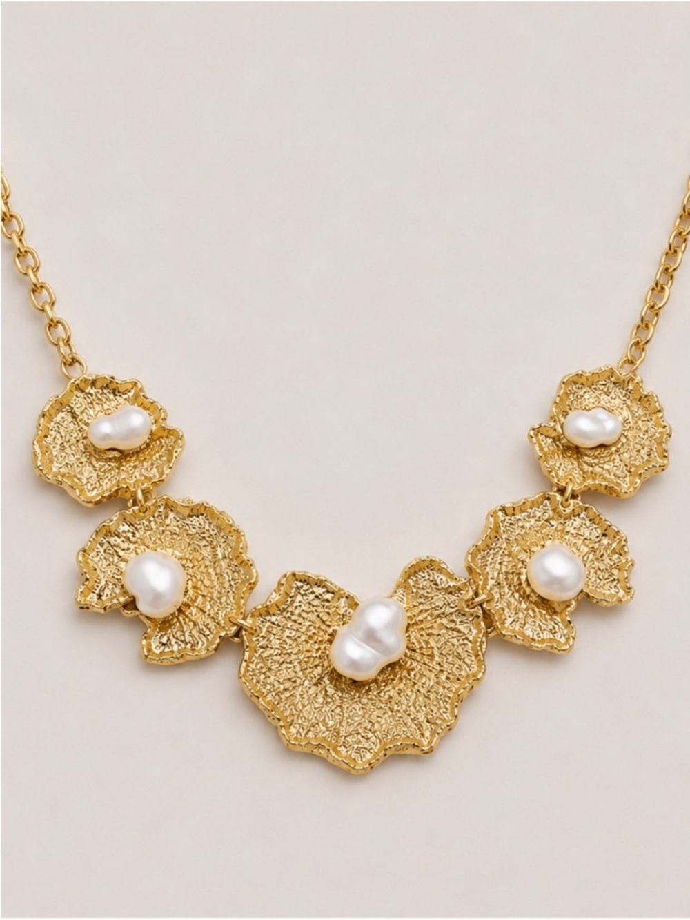 New! Preppy Classic Gold Pearl Statement Necklace NWOT 5074